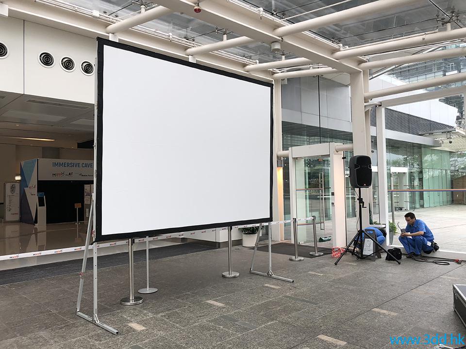 活動現場大型投影銀幕、喇叭音響與臨時搭建設備