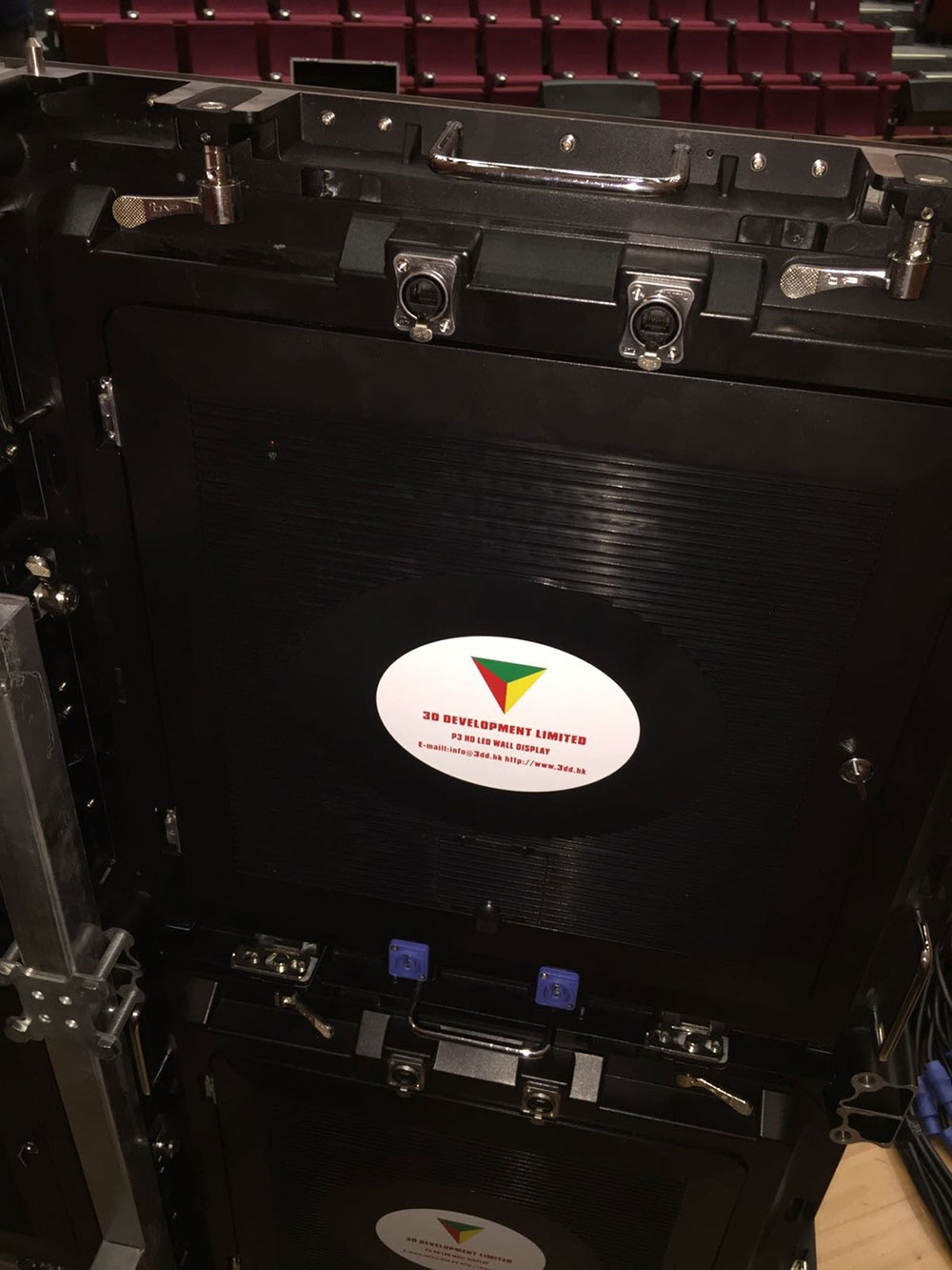 P3 HD LED 顯示牆模組安裝於活動禮堂舞台